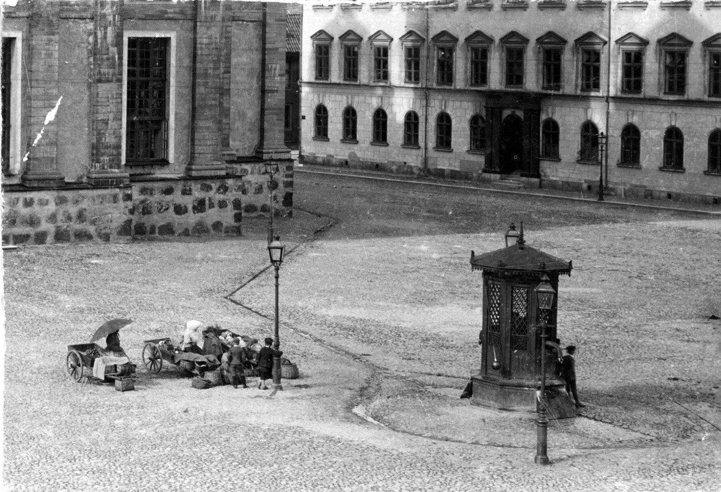 En kommunal brunn, som stod på Stortorget fram till 1900-talets början. Foto: DigitaltMuseum, Kalmar läns museum, Public Domain