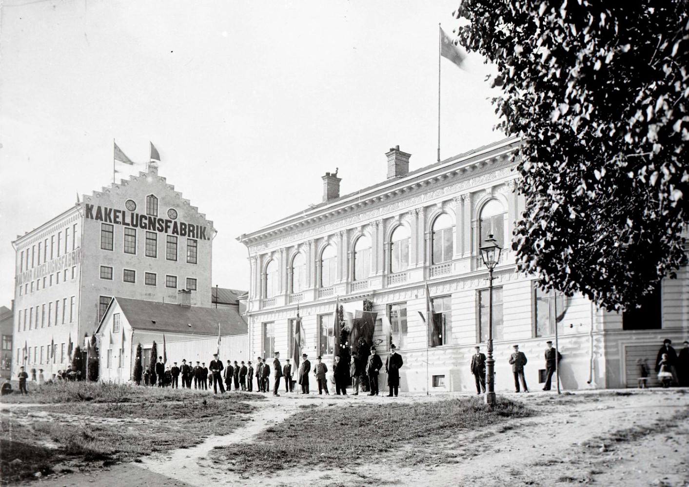 Foto: Digitaltmuseum, Kalmar läns museum. Bilden är troligen tagen 28 augusti 1895 då kakelugnsfabrikör O Andersson begravdes. Enligt Barometern 30 augusti samma år utgick likprocessionen från sorgehuset