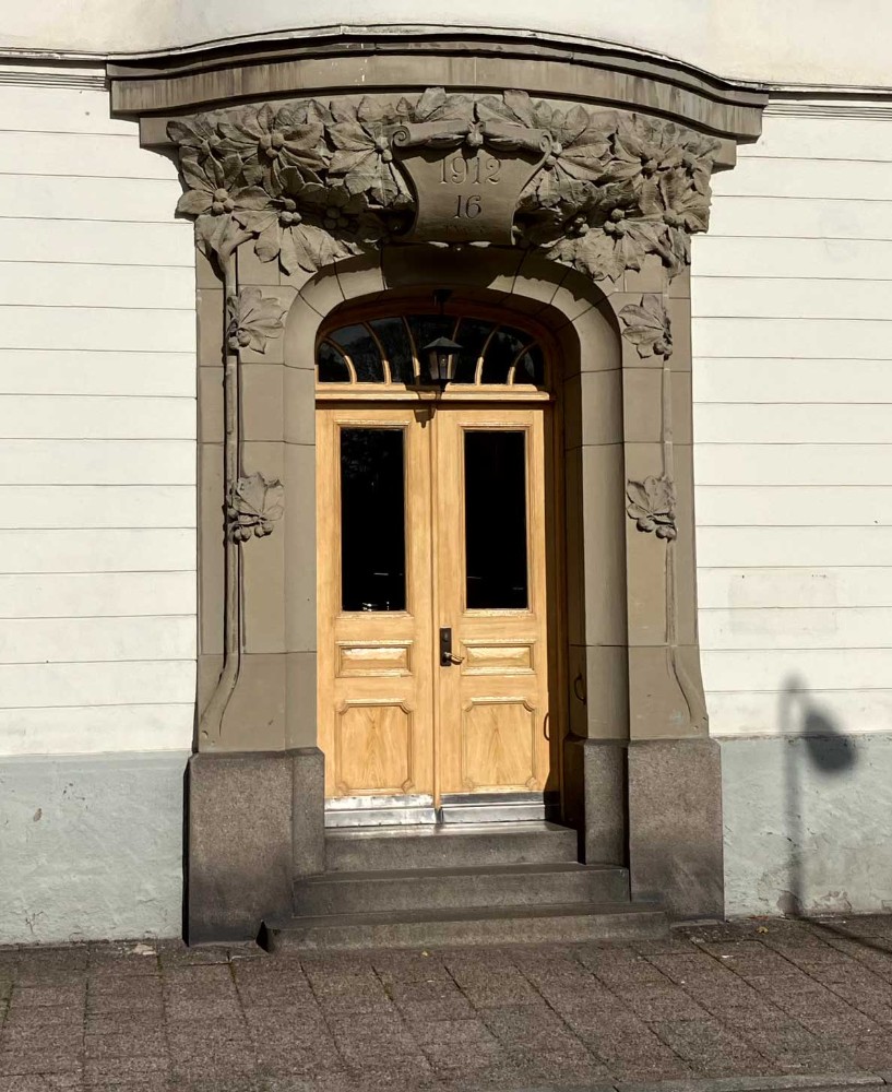 Portalen på Södra vägen 16 Foto: Stefan Svenaeus 2023