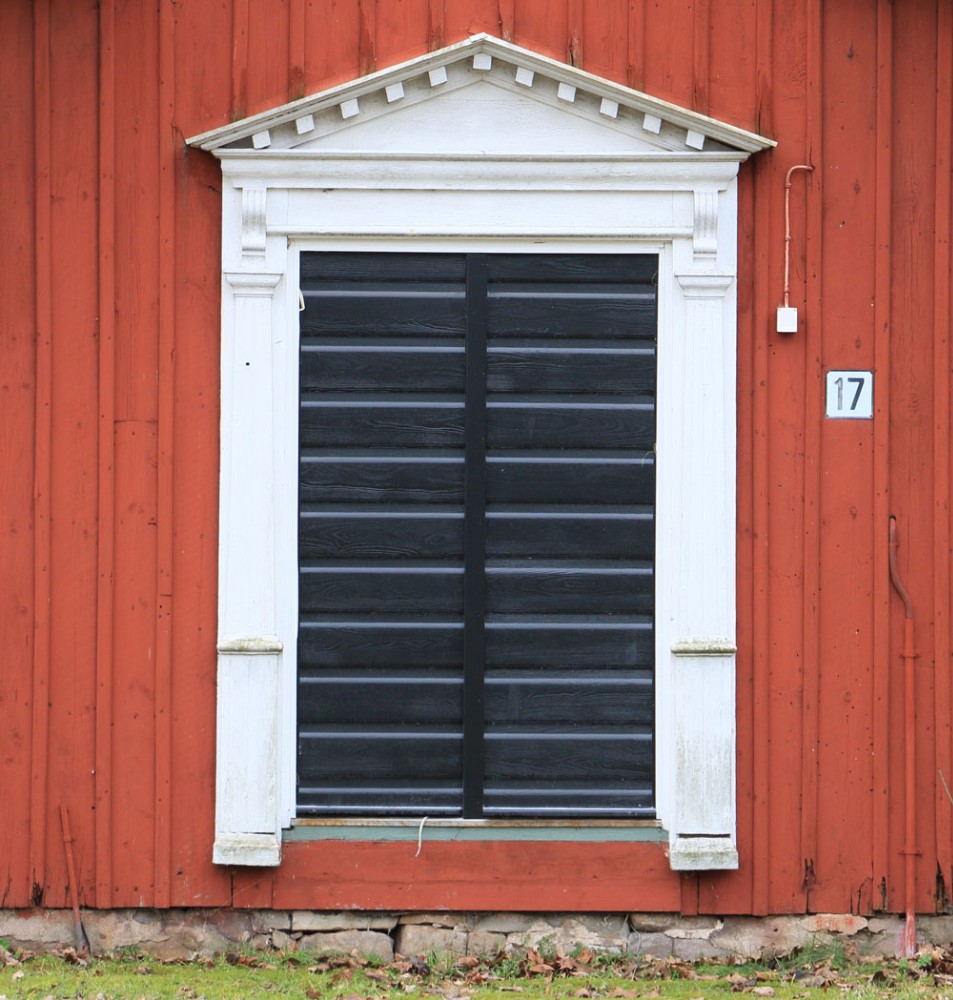 Arbetarbostadens dörr omges med pilastrar och tempelgavel Foto: Stefan Svenaeus 2024