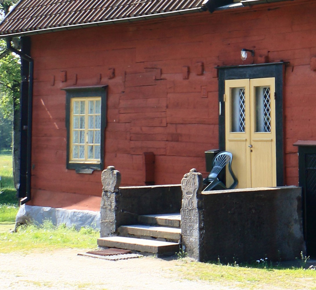 Två gamla milstenar vid Brömsebrobyggningen Foto: Stefan Svenaeus 2024