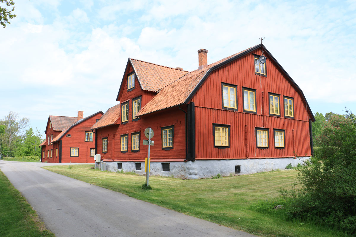 Brömsebrobyggningen och bakom denna inspektorsbostaden Foto: Stefan Svenaeus 2024
