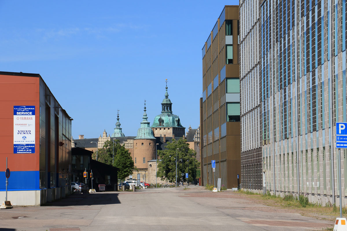 Barlastgatan. Slottet i fonden. Linnéuniversitetet till höger Foto: Stefan Svenaeus 2024