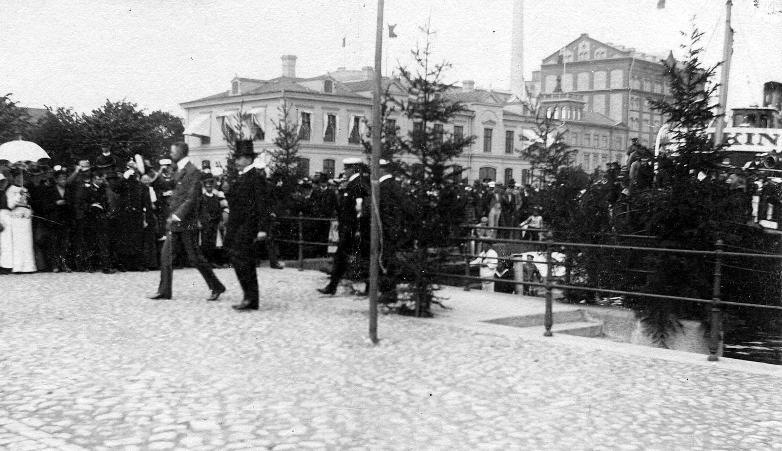Gustav V går i land vid Kungsbron i Tullhamnen Foto: DigitaltMuseum, Kalmar läns museum, Public Domain