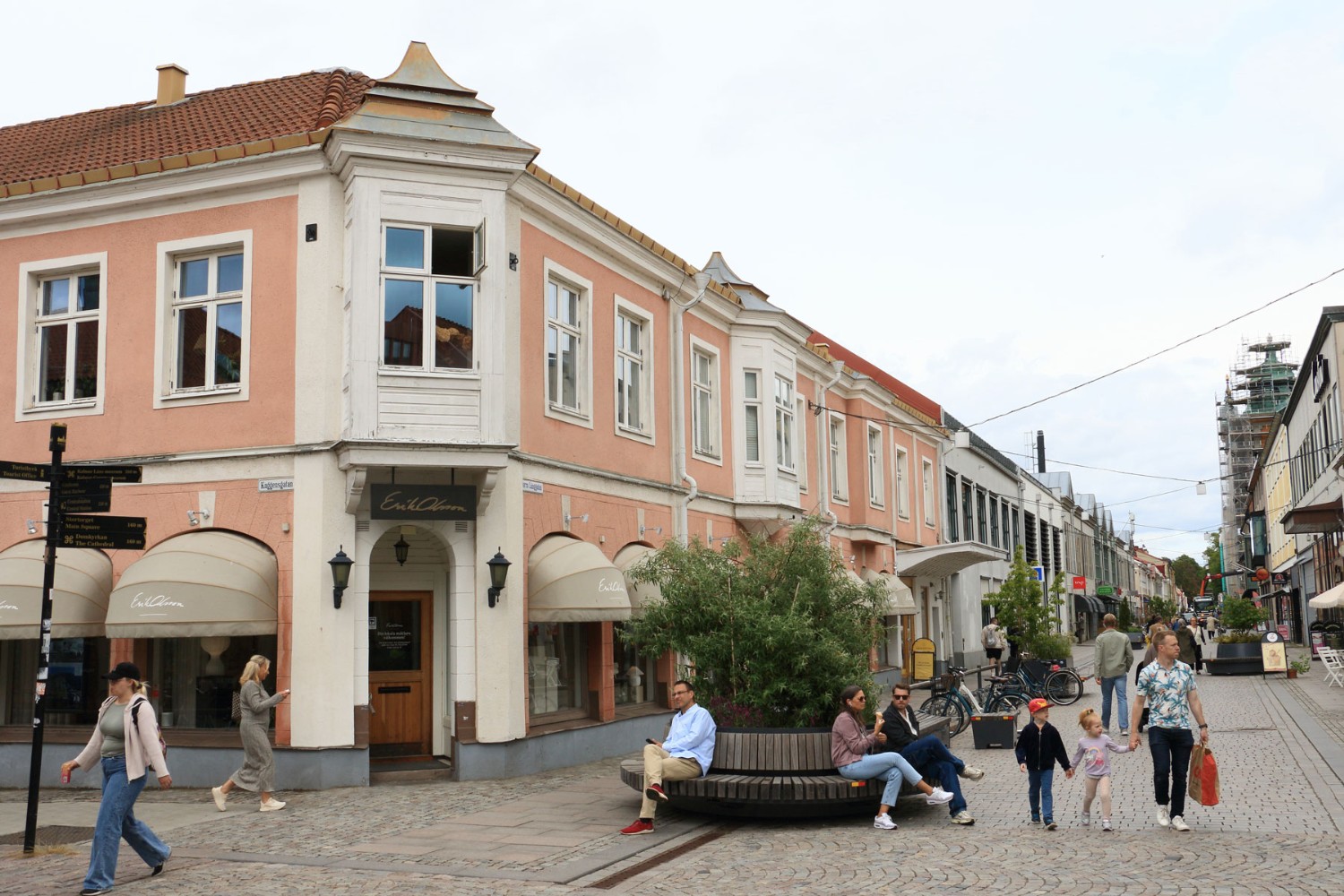 Svanholms gamla butik och tidigare Skandia-biografen lite längre bort Foto: Stefan Svenaeus 2025