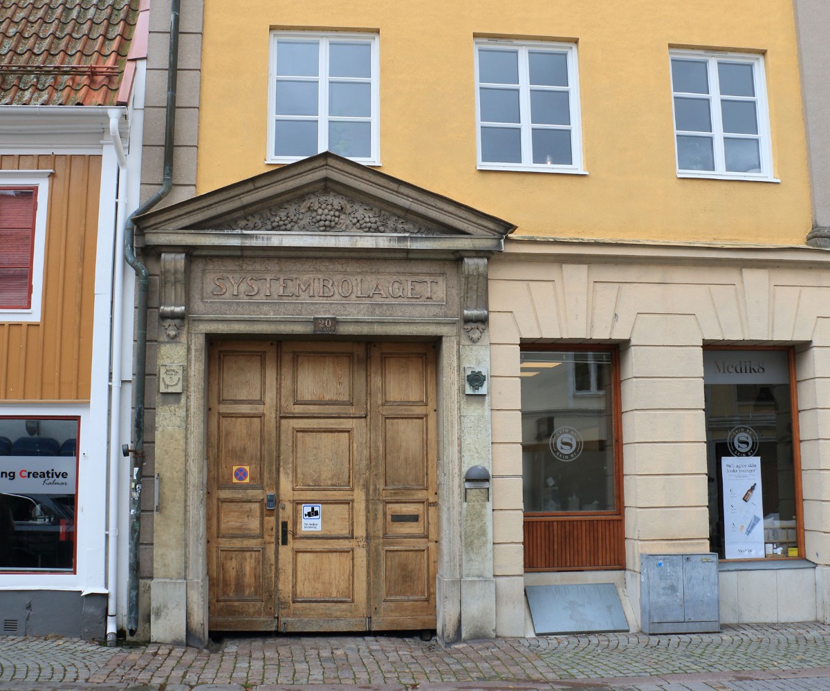 Systembolagets namn står ovanför portalen Foto: Stefan Svenaeus 2024